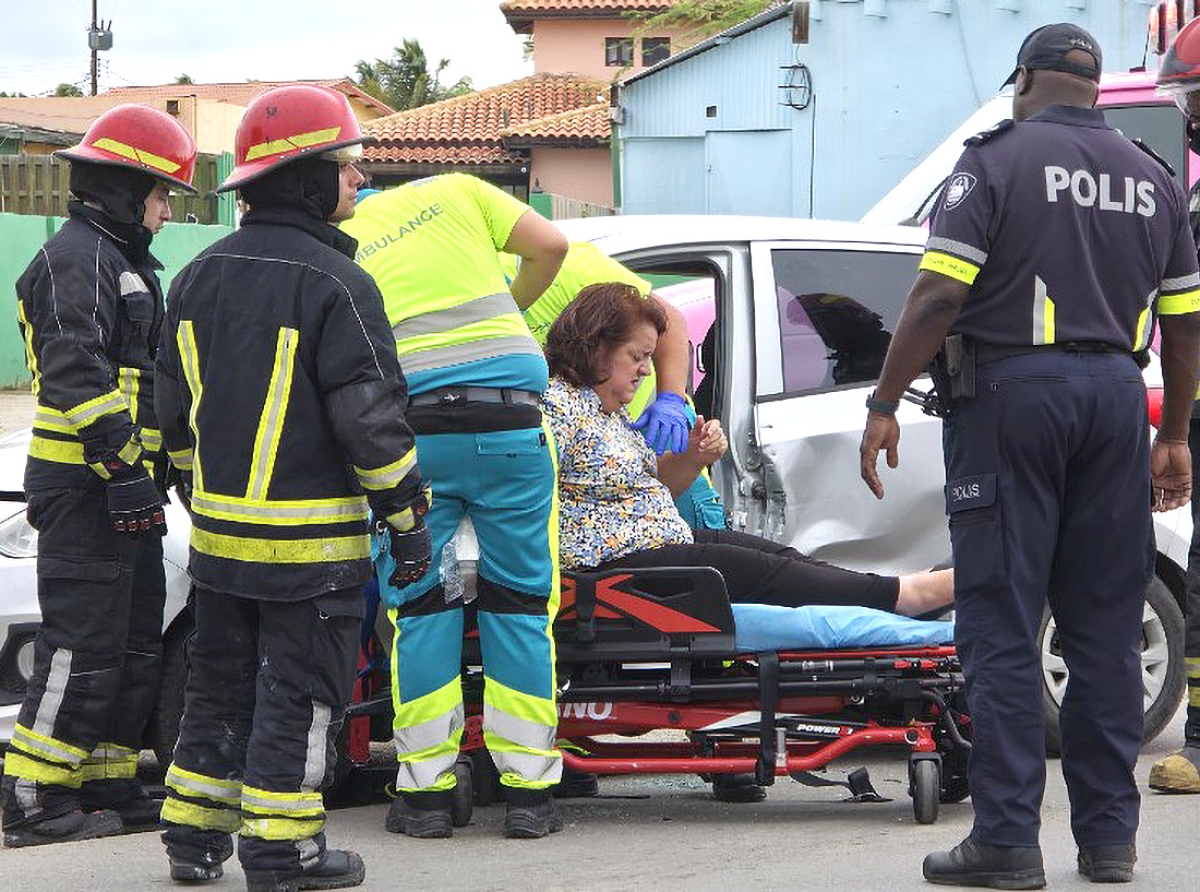 Impacto fuerte den accident entre Motorcycle y Auto na Tanki Leendert