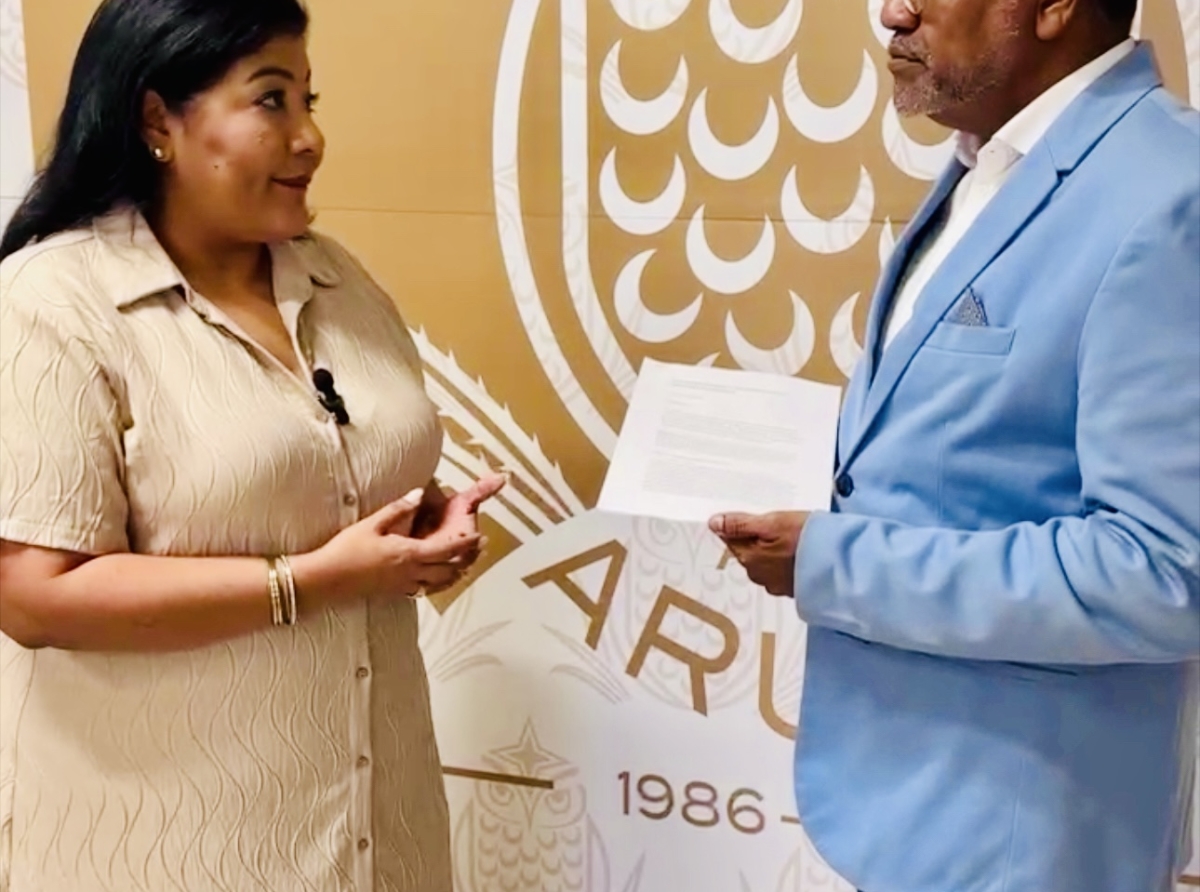 A entrega conseho di Prof. Elzinga riba Rijkswet HOFA na President di Parlamento