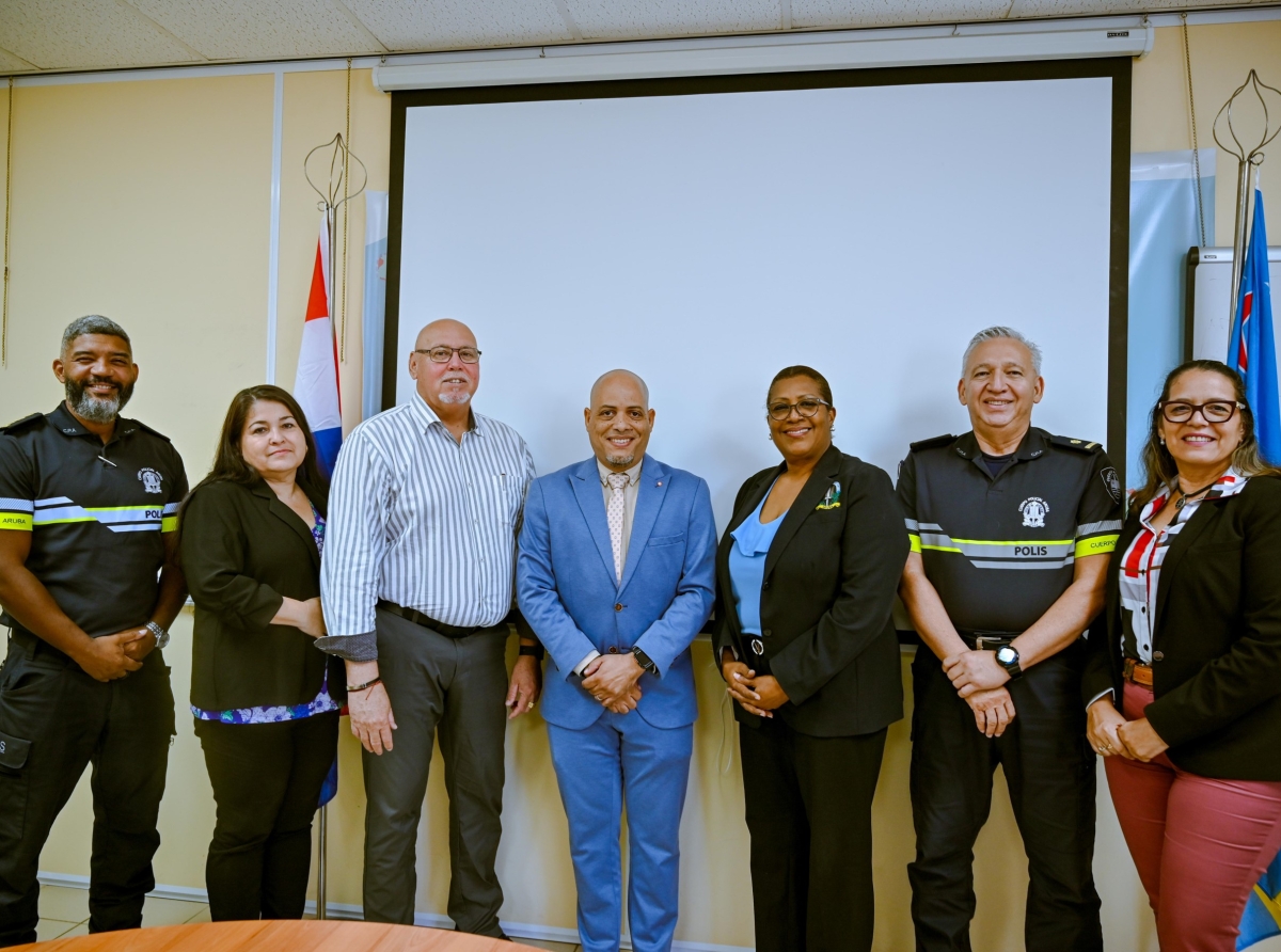 Procurador General di Curaçao a bishita Cuerpo Policial di Aruba