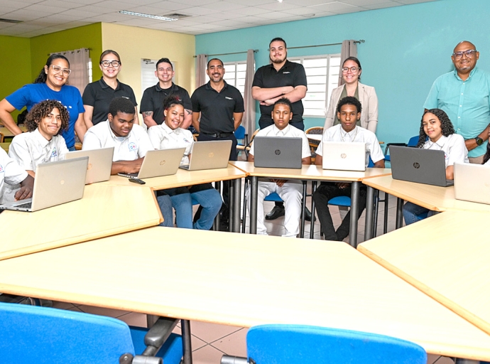 Aruba Bank ta haci donacion di laptops na EPB San Nicolas