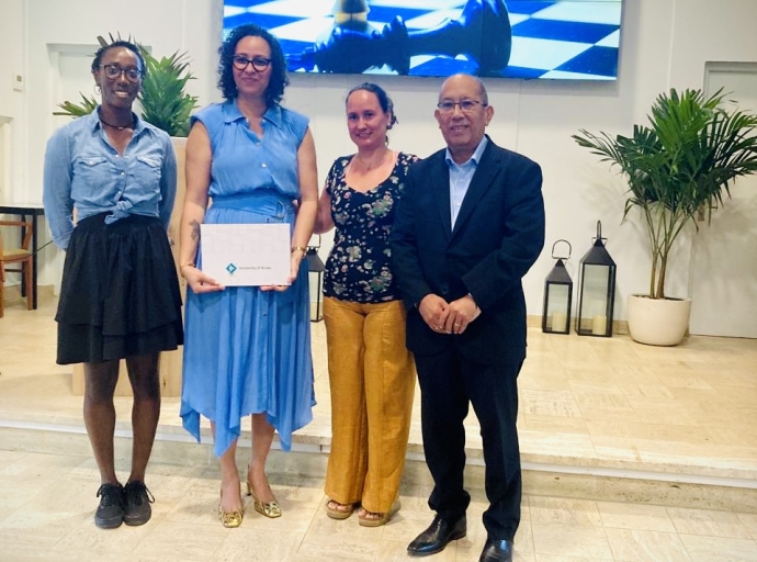 Ebonnye Rodriguez a gradua di Universidad di Aruba