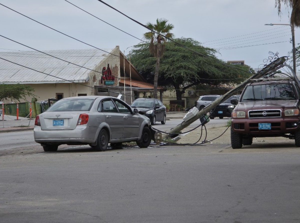 Accidente fuerte entre tres auto na Palm Beach a resulta den varios herido