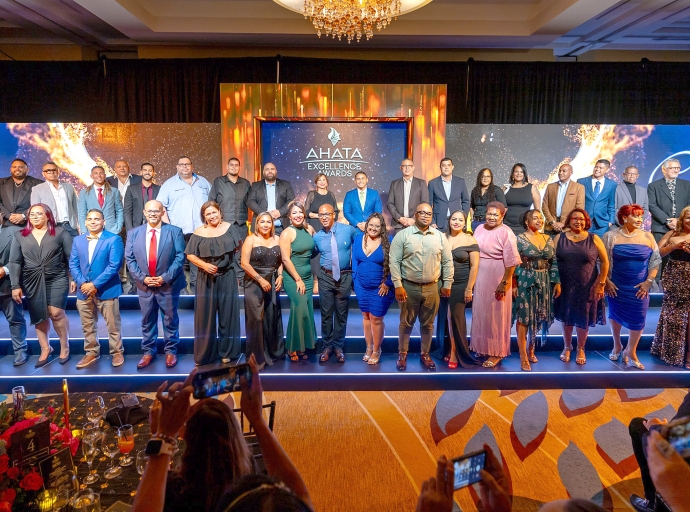 Total di 38 profesional local reconoci pa contribucion inigualabel