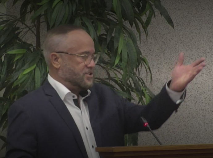 “E unico forma cu ami por cambia mi posicion y acepta e rijkswet ta si mayoria di pueblo duna mi e mandato ey”