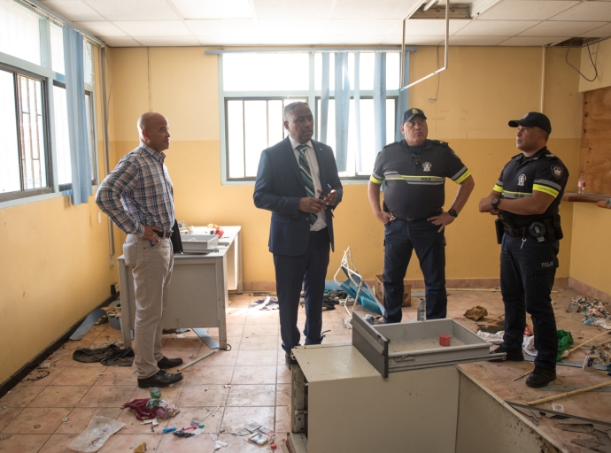 Minister Dowers a laga cera ex edificio di Polis den Wilhelminastraat hermeticamente