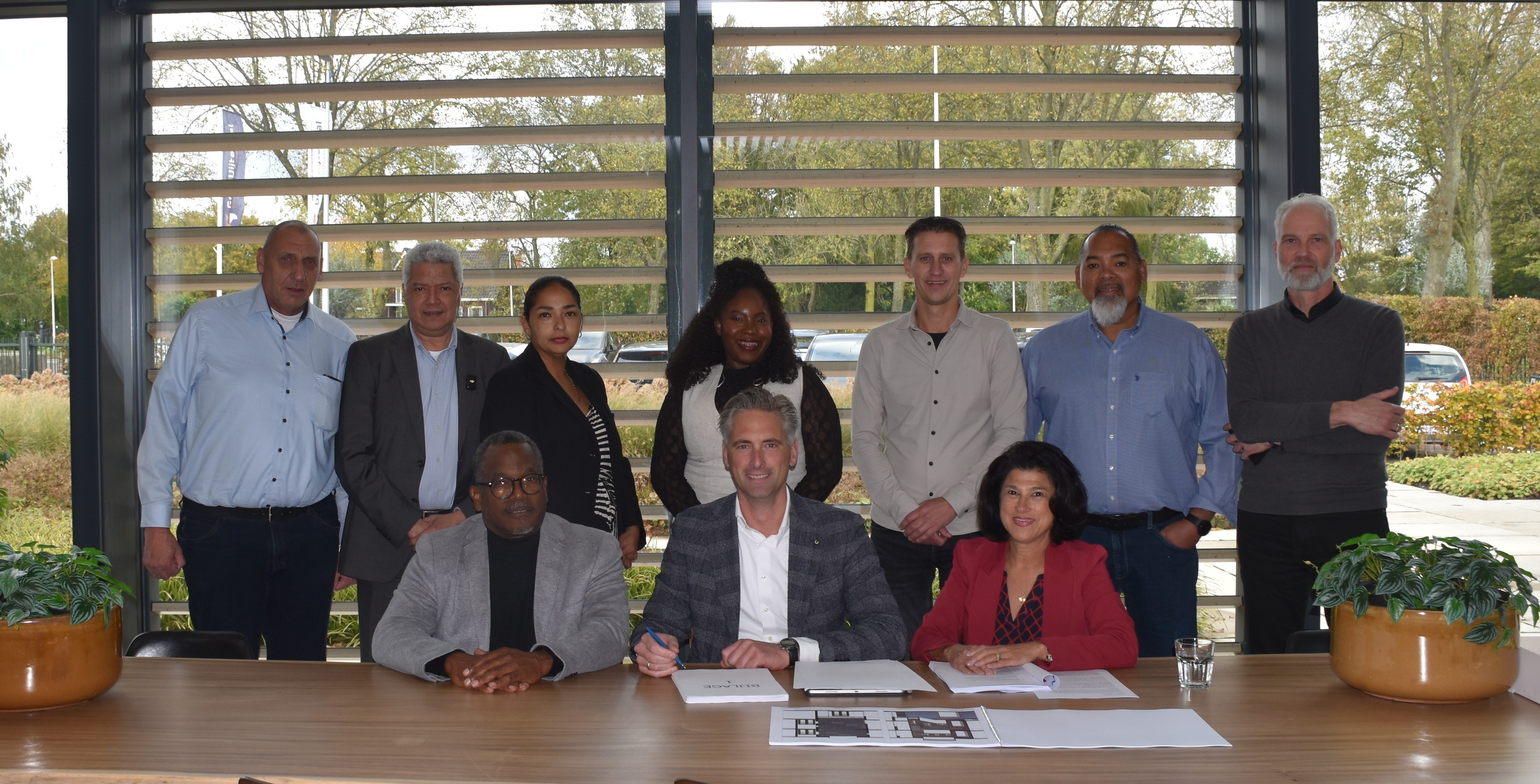 A firma contract pa renobacion di Arubahuis na Hulanda