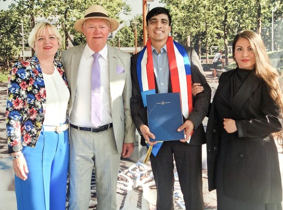 Saul Raghunath Aldea a gradua como meester in de rechten na Hulanda
