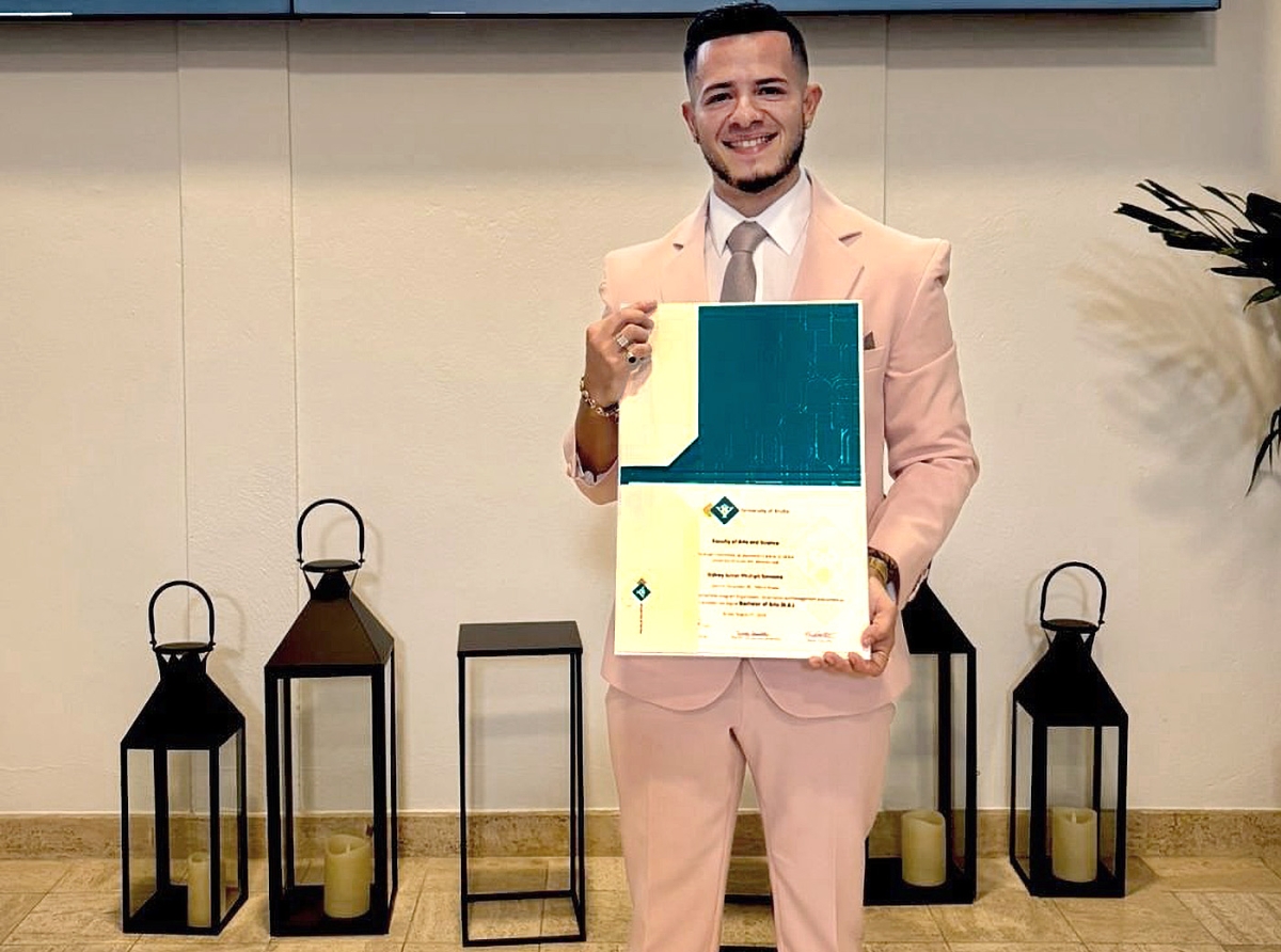 Sidney Simoons a gradua como Bachelor den Organization, Governance and Management