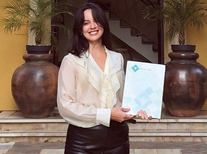 Claudia de Cuba a gradua como Bachelor den Organization, Governance and Management