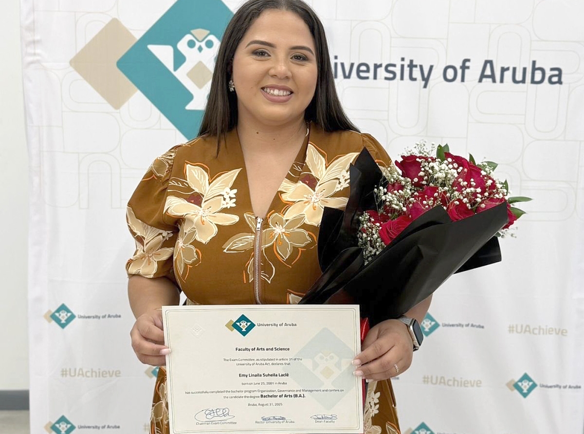 Emy Lacle a gradua como Bachelor den Organization, Governance and Management
