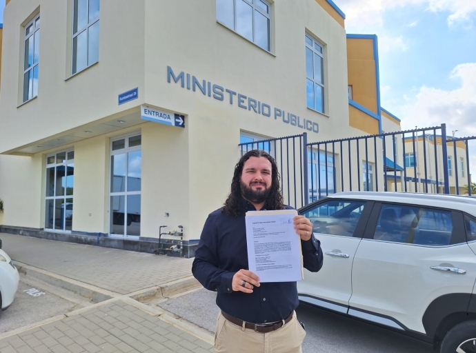 Jayburtt Dijkhoff a entrega un denuncia na Ministerio Publico contra Minister Wyatt-Ras