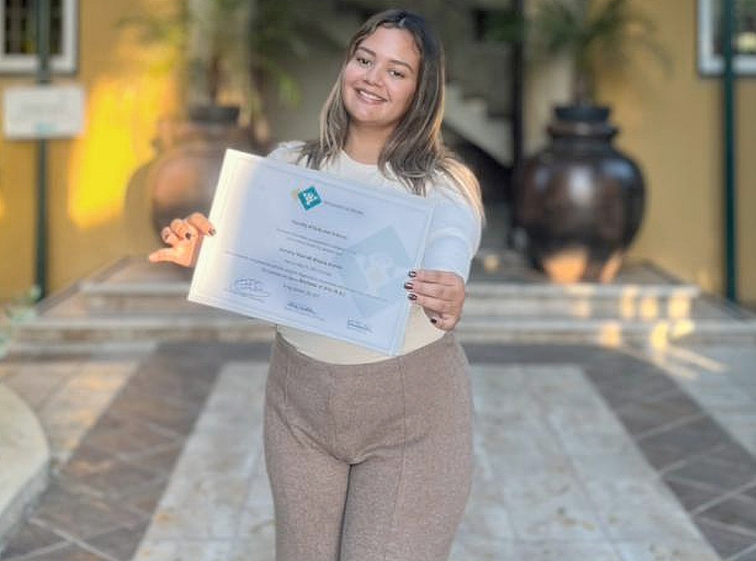 Zurainy Arends a gradua como Bachelor den Organization, Governance and Management