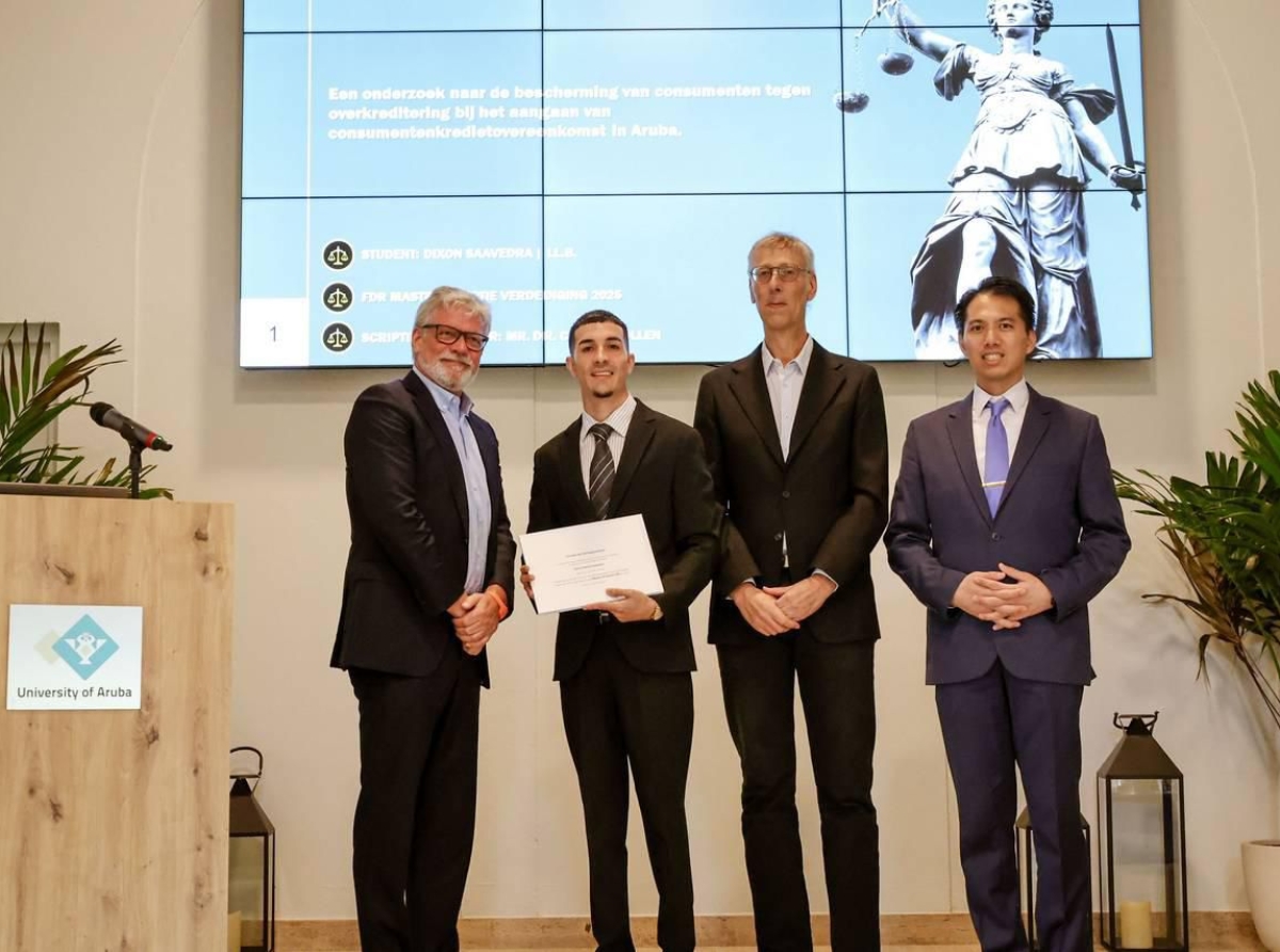 Dixon Leandro Saavedra a gradua di Universidad di Aruba