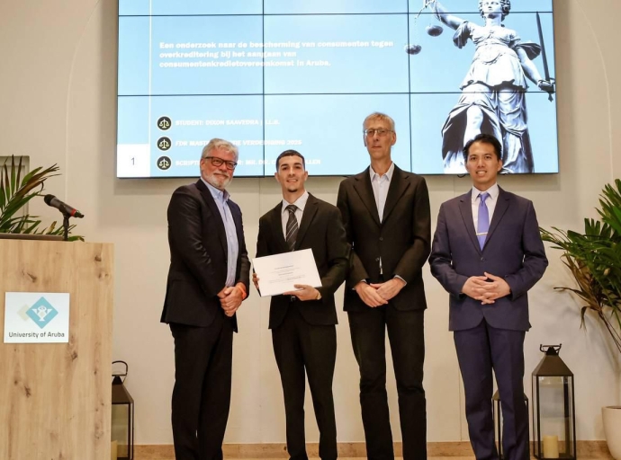 Dixon Leandro Saavedra a gradua di Universidad di Aruba