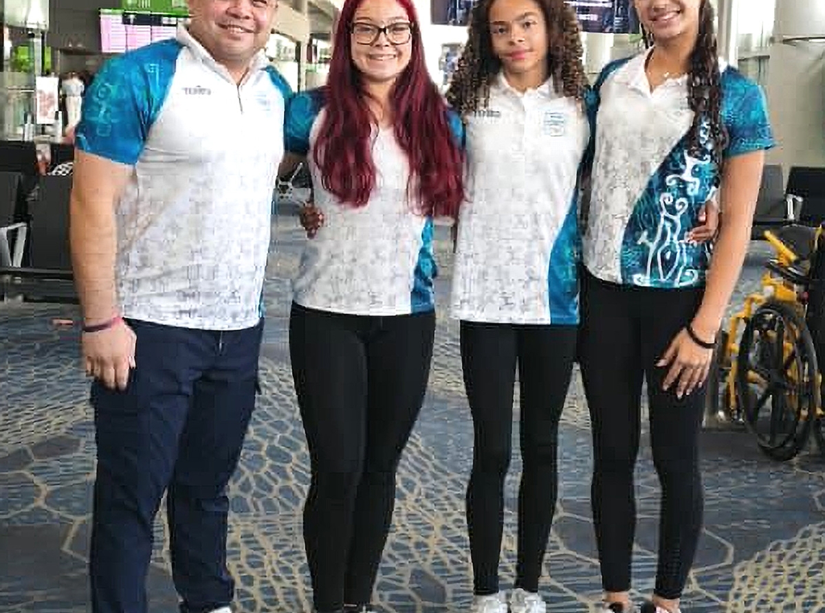 Trio di gimnasta ta cla pa representa Aruba