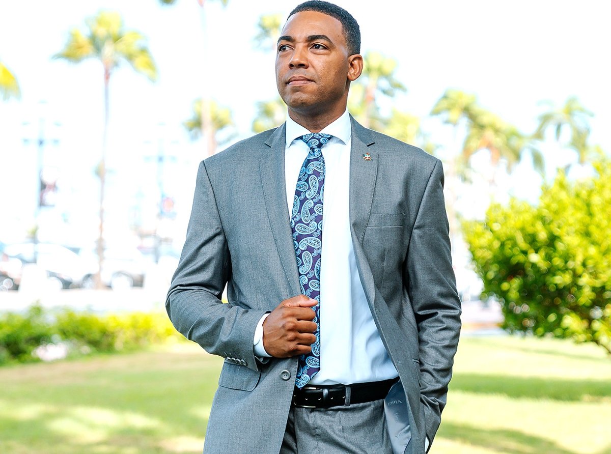 Fraccion di AVP ta grandi den potret pero chikito na palabra   