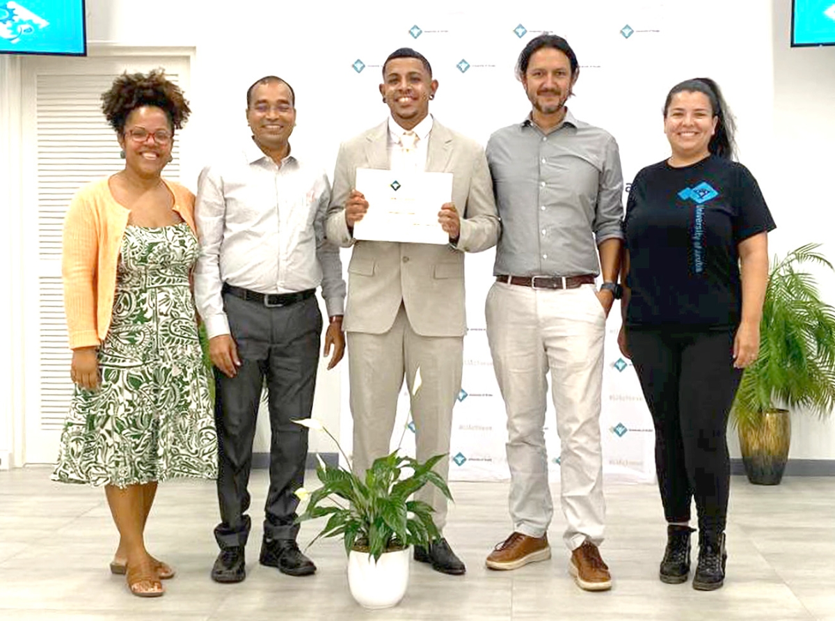 Studiante investigando conversion di aire den awa