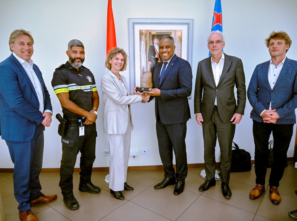 Minister Arthur Dowers a ricibi altocomisario di Hulanda Janny Knol