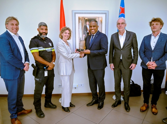 Minister Arthur Dowers a ricibi altocomisario di Hulanda Janny Knol