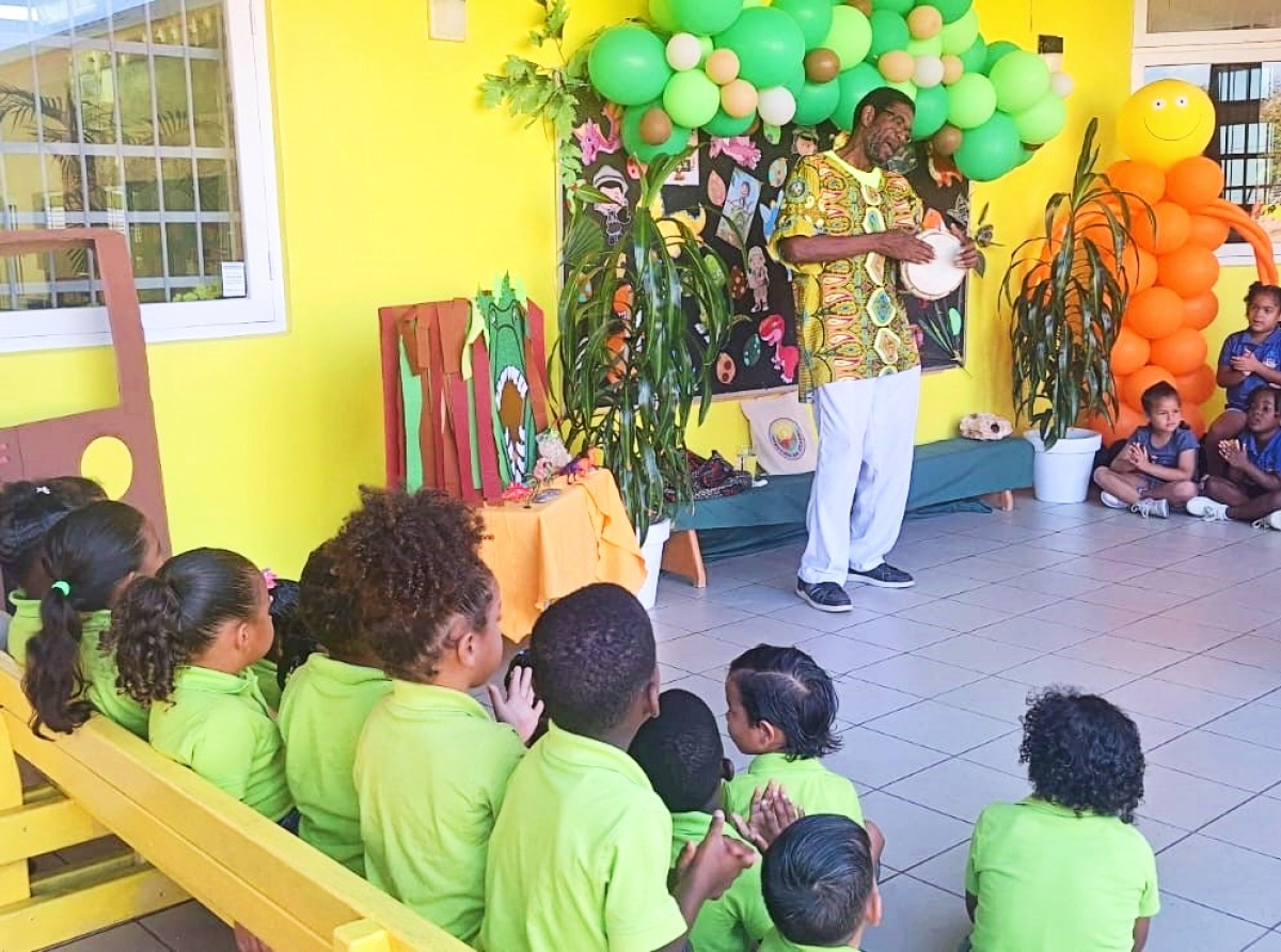 Tio Ali a bishita scol durante siman di Festival di Buki