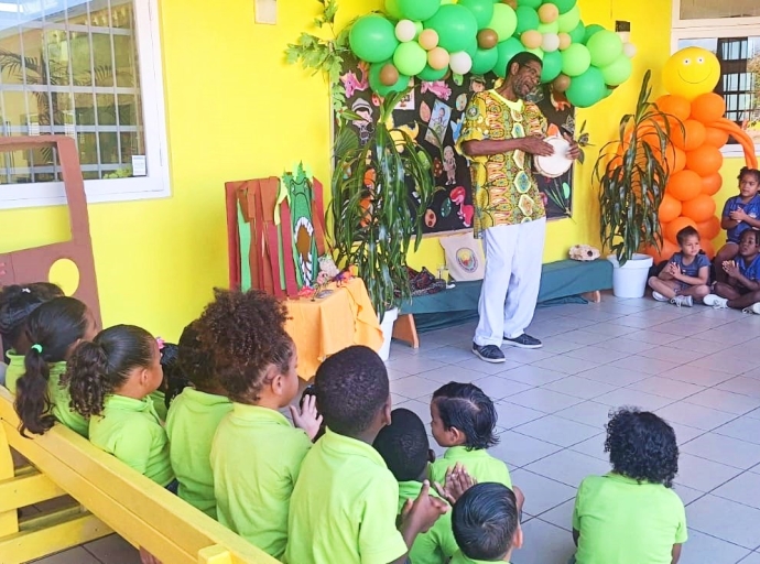 Tio Ali a bishita scol durante siman di Festival di Buki