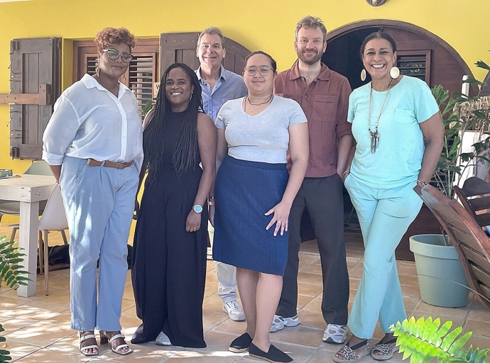 Preparando un encuesta pa tur islanan Hulandes den Caribe encuanto cultura