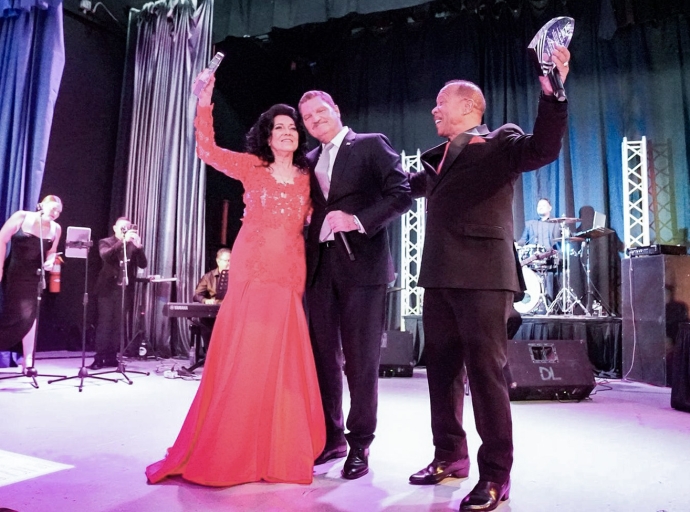 Dhaddy y Tony reconoci como baluarte nacional