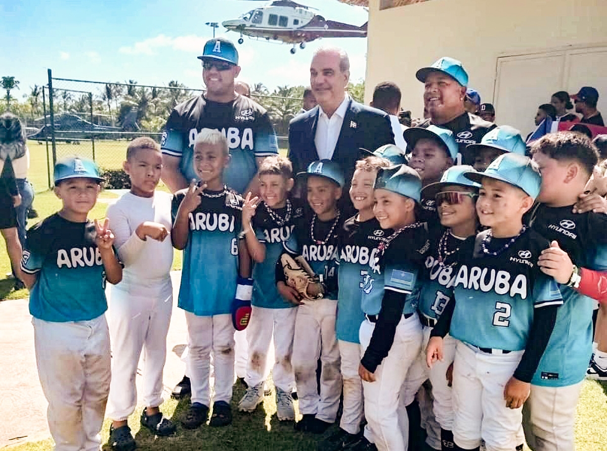 Team di Aruba a saca potret cu President di Republica Dominicana