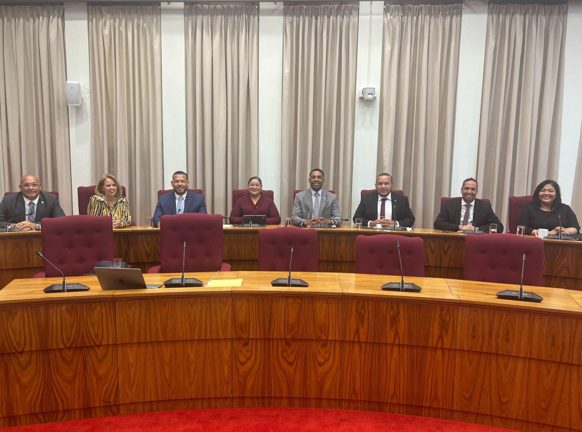 Fraccion di MEP entrega dos carta importante na Gobernador di Aruba