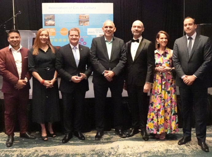 Anochi festivo recaudando fondo pa yuda renoba Cas di Cultura