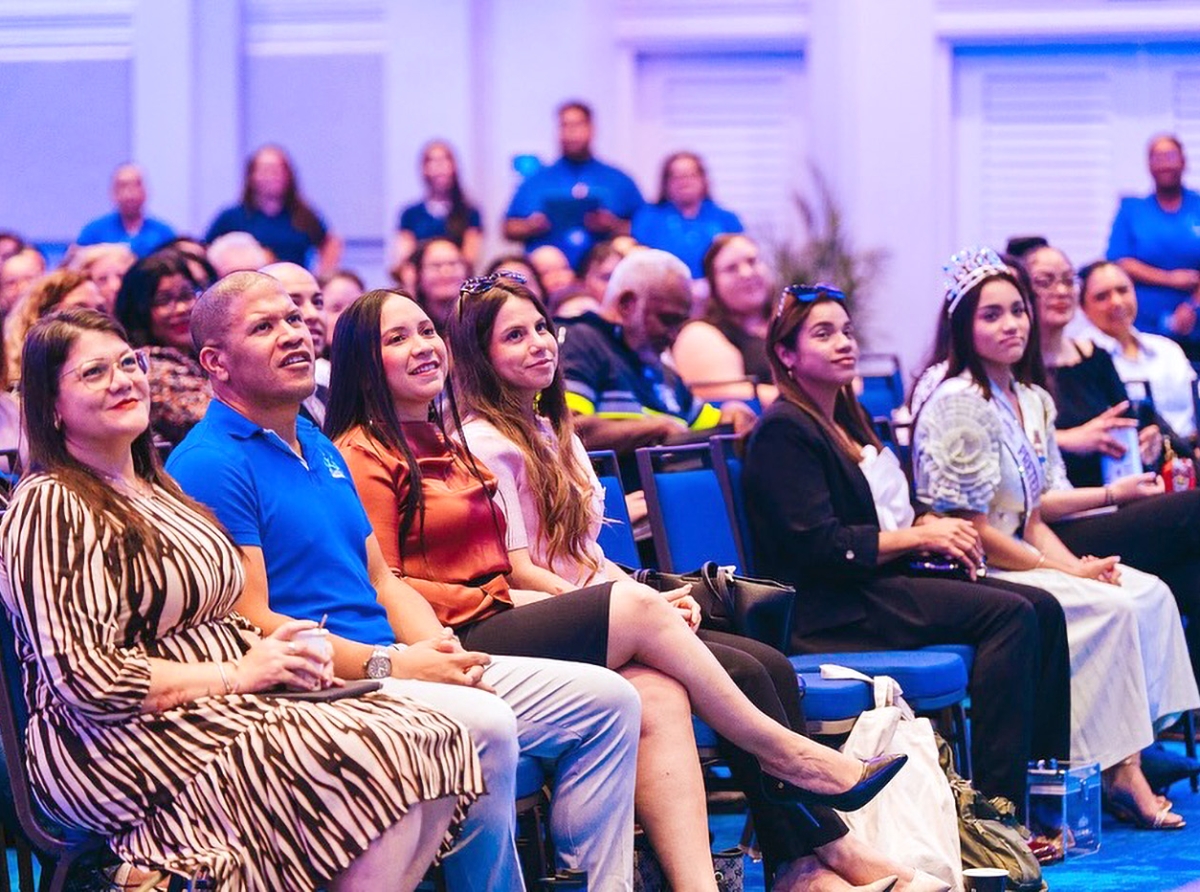 A felicita Stichting Hunto cu Conferencia di “Breaking the Silence - Let’s Stop Bullying”