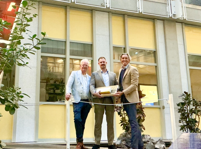 Donacion di clipnan neurovascular ta eleva calidad y siguridad di cuido na Aruba