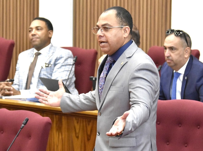 Parlamento riba un rumbo antidemocratico y dictatorial