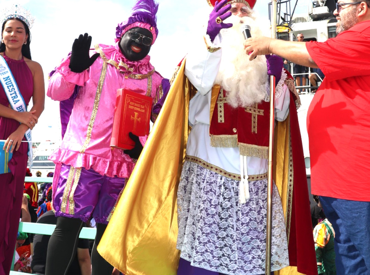 Sinterklaas a yega treciendo alegria pa muchanan di Aruba