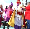 Sinterklaas a yega treciendo alegria pa muchanan di Aruba