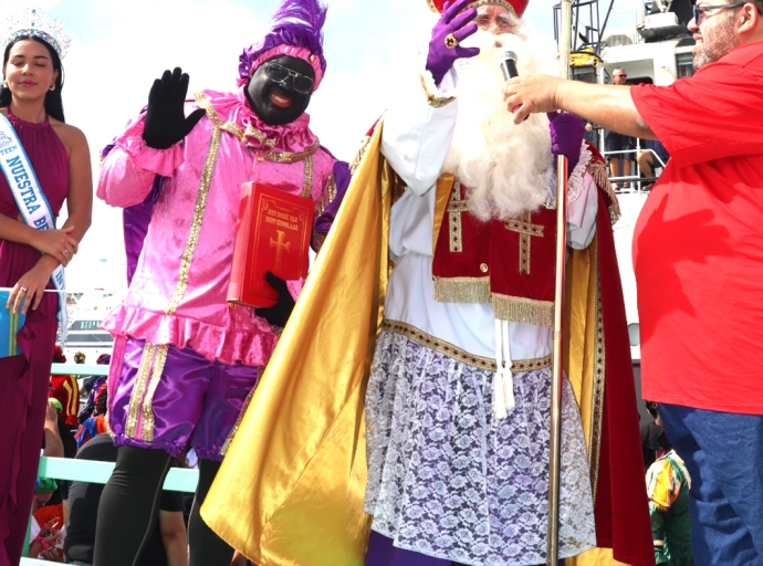 Sinterklaas a yega treciendo alegria pa muchanan di Aruba