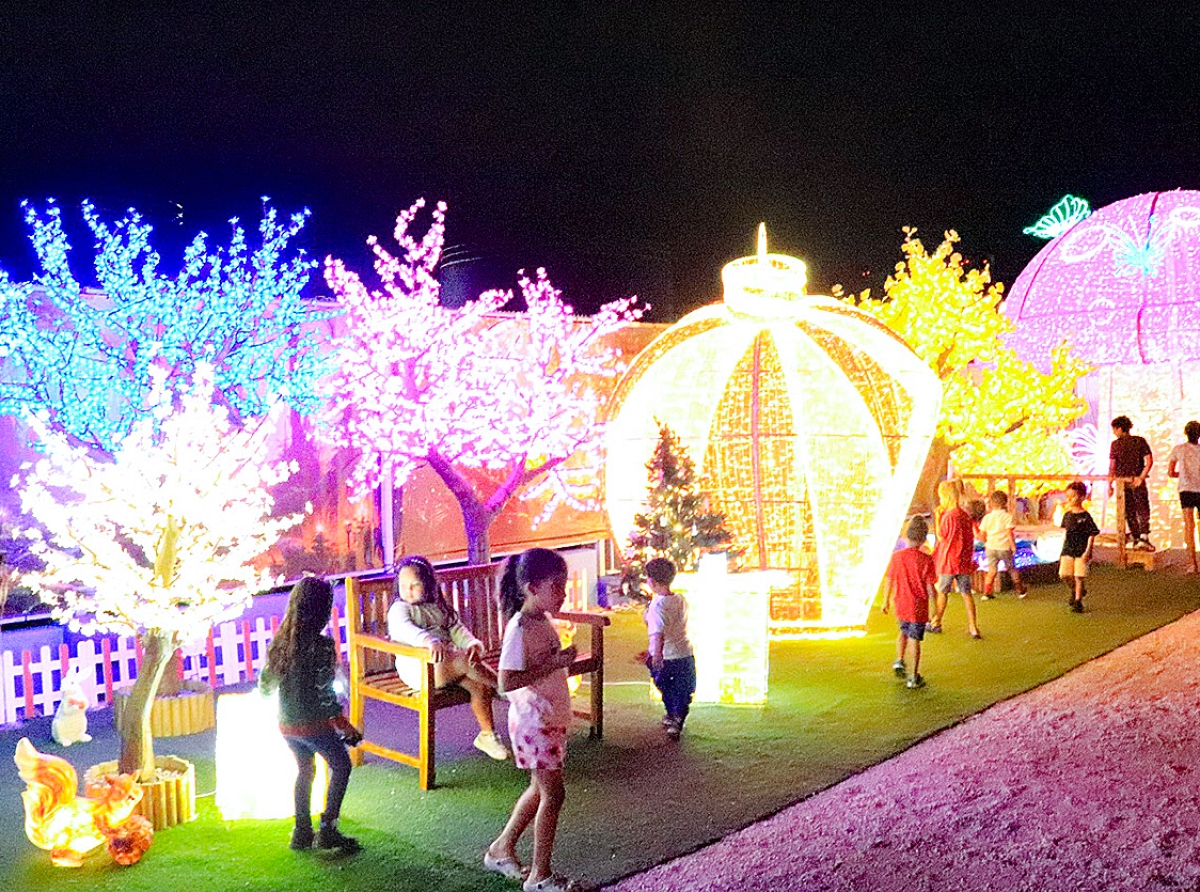 Diabierna a inaugura luznan di Fantasia di Pasco di WEB Aruba NV