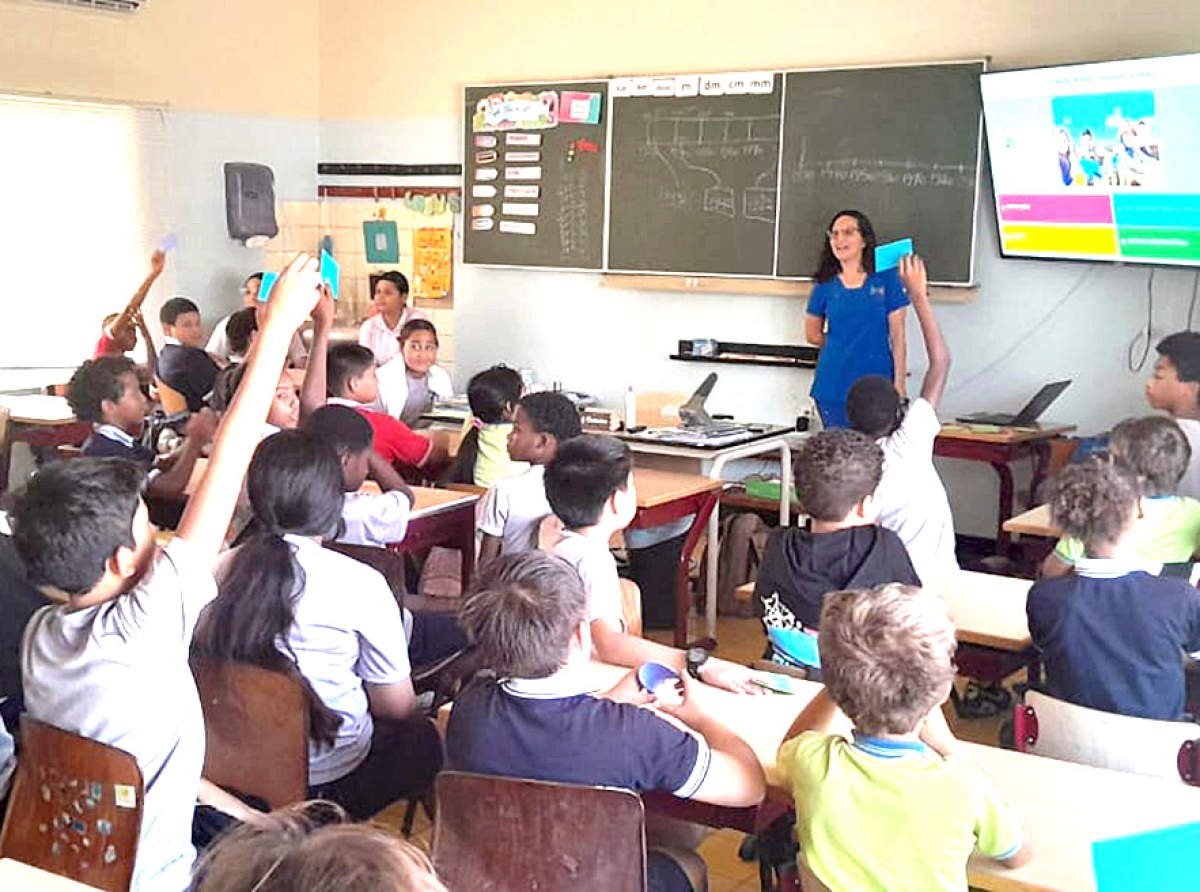 Muchanan di Colegio Santa Famia a haya charla encuanto diabetes