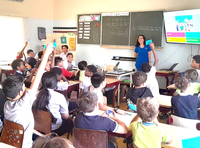 Muchanan di Colegio Santa Famia a haya charla encuanto diabetes