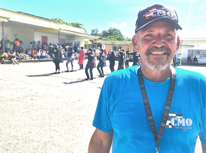 ‘Super Heroes Parade’ ta motiva muchanan pa nan tambe ta super heroe den futuro pa sirbi nos pais