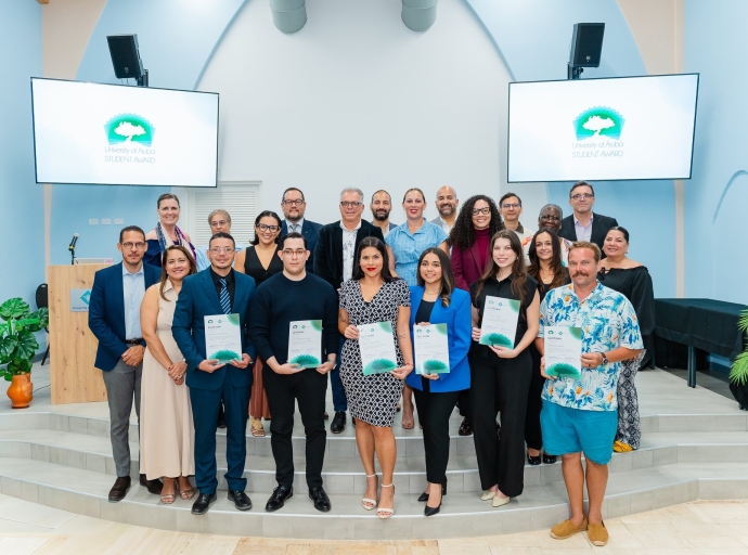 Universidad a reconoce Studiantenan pa nan investigacion impactante y nan sosten di Comunidad