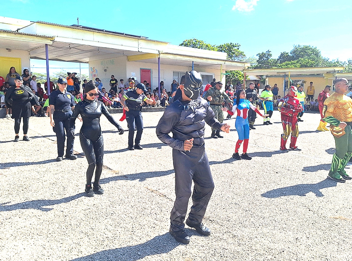 Mas di 450 mucha di scol a haya oportunidad pa encontra cu superheroenan di bida real