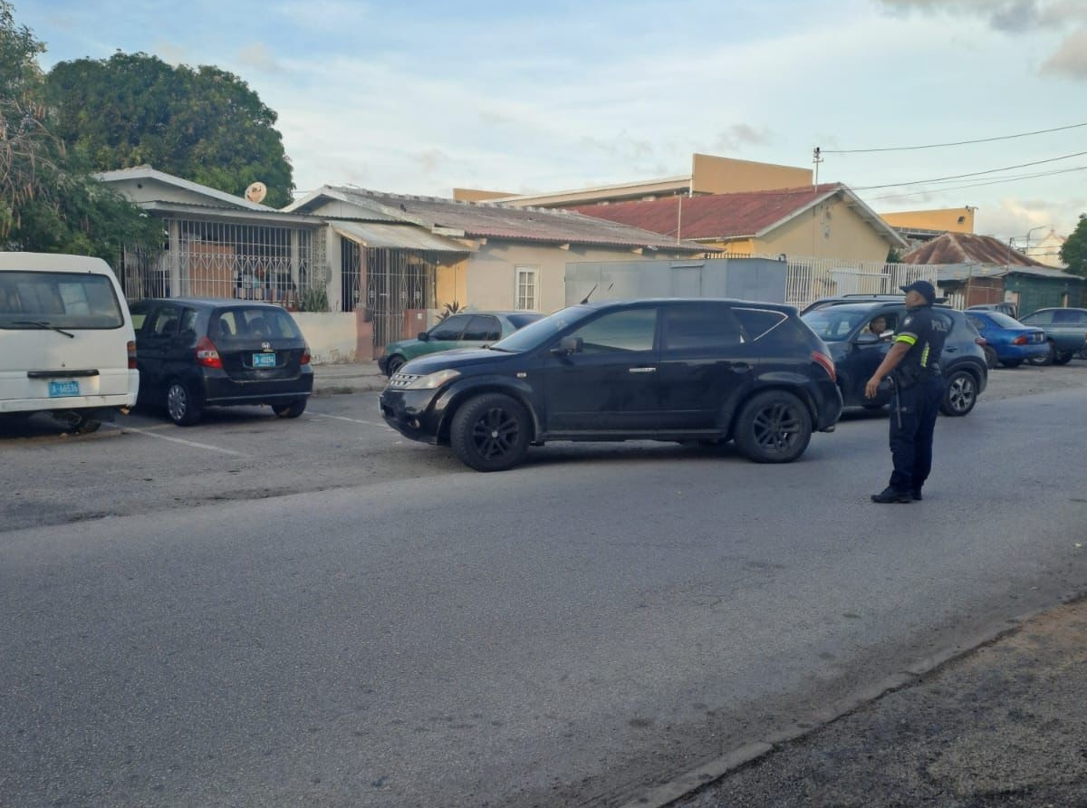 Control den trafico a laga 2 detencion y 77 boet reparti na Oranjestad