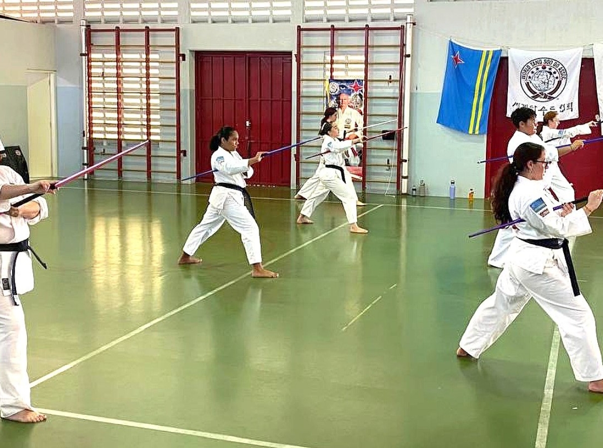 Grupo local lo cuminza cu training di defensa propio pa damas