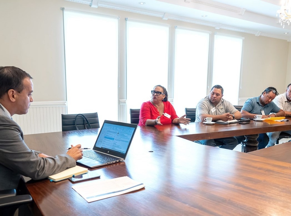 Minister Geoffrey Wever ta reuni cu comision referente e ley di ‘Spearfishing’