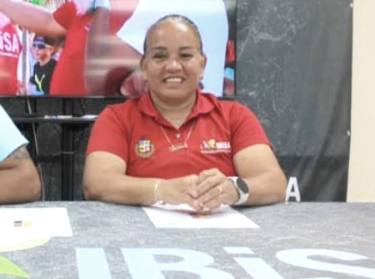 Coordinador Mildred Wever ta splica tocante registracion riba Dia di Aquathlon   