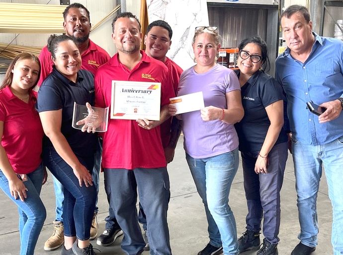 Hubilario Rene a wordo honra na Super Do It Center