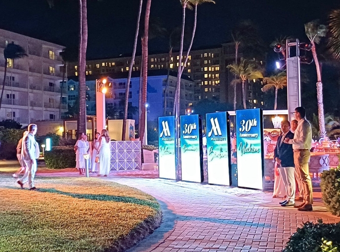 Fiesta fantastico di Marriott Aruba Resort pa nan 30 aniversario