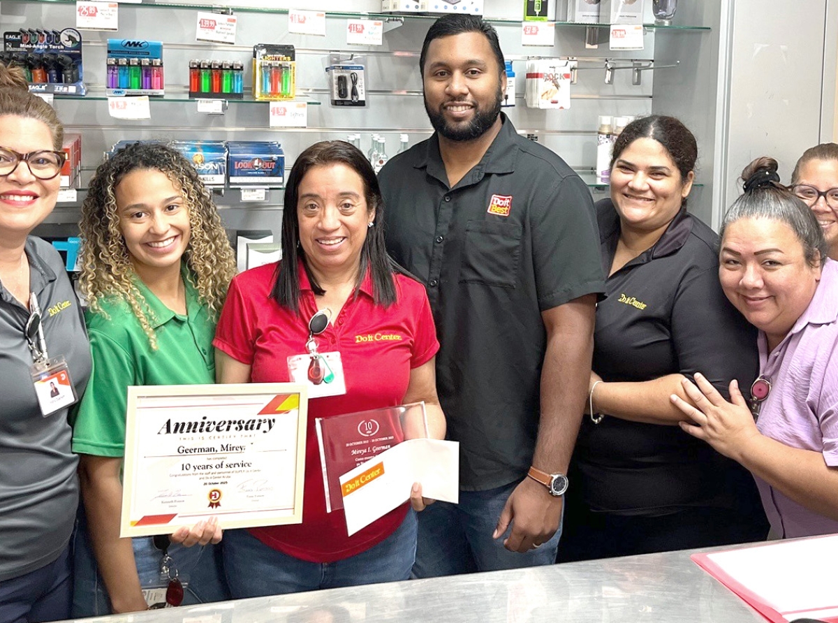 Hubilaria Mireya a wordo honra na Super Do It Center