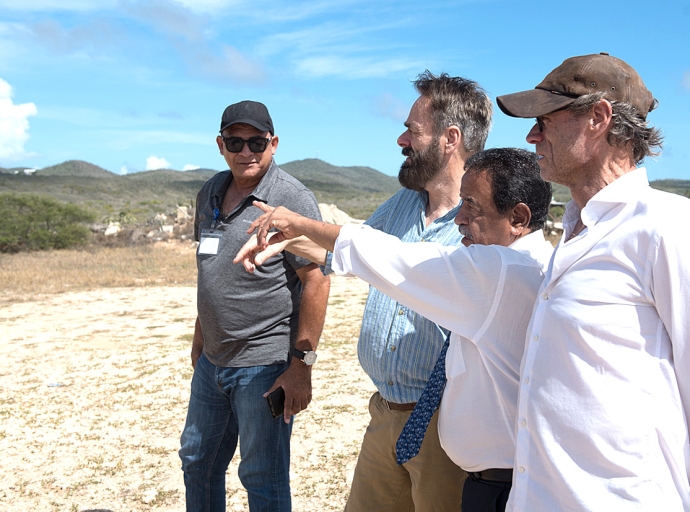 Ministro a bay check varios tereno pa construi viviendanan na forma inovativo